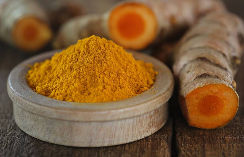 Raw and ground turmeric