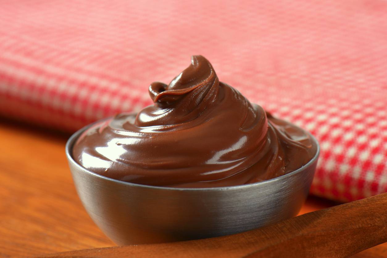 Крем из шоколада и масла. Шоколад для ганаша. Шоколадный ганаш. Шоколадный крем ганаш. Ганаш сливки и шоколад.