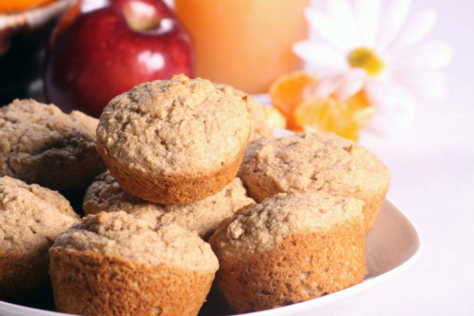 muffin integrali alle mele e succo d'arancia