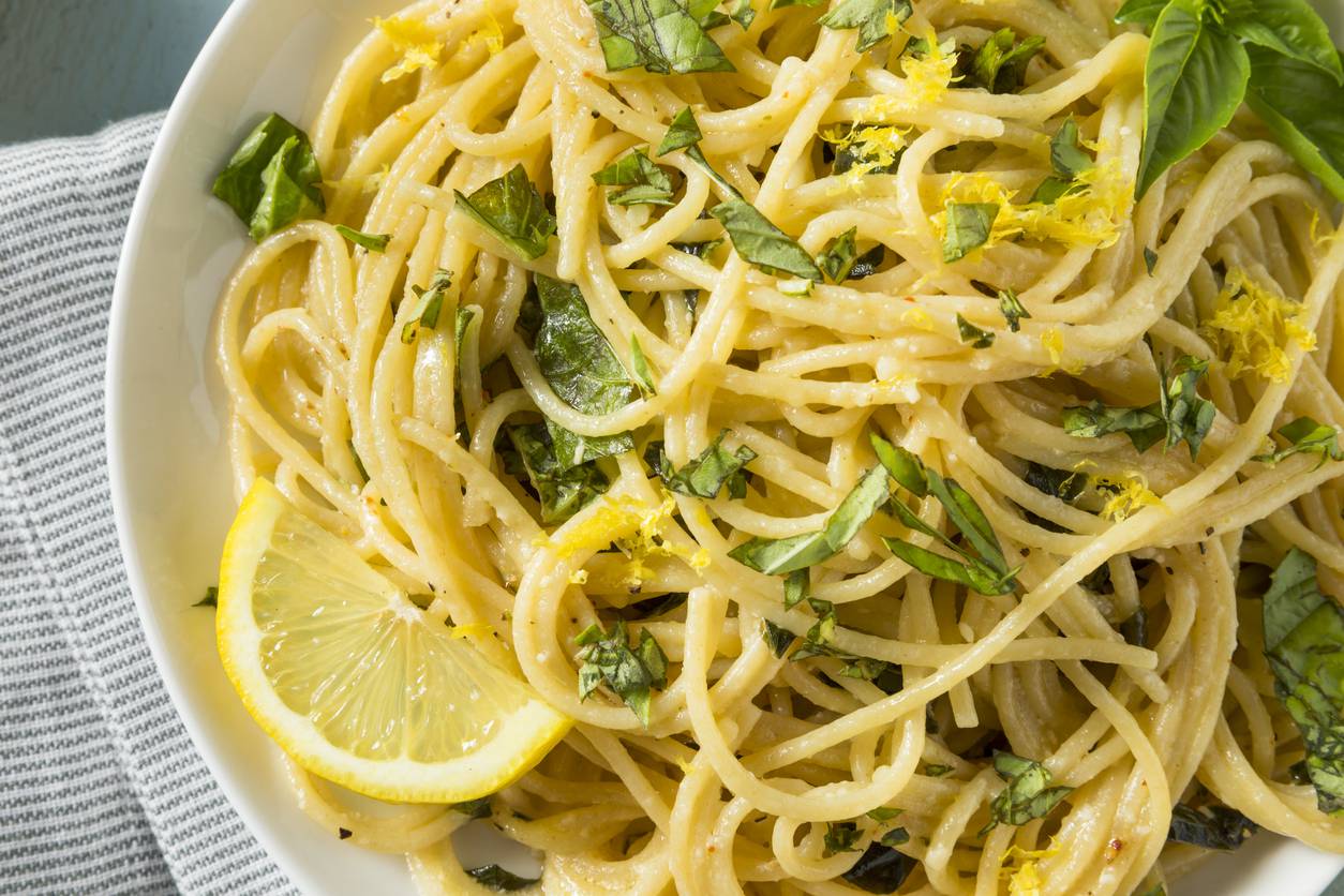 Spaghetti pangrattato, prezzemolo e limone: il piatto 'povero' in poco tempo
