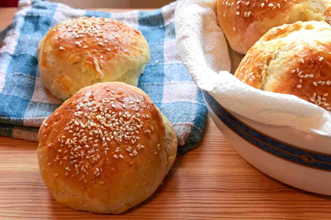 panini soffici da buffet con semi di sesamo