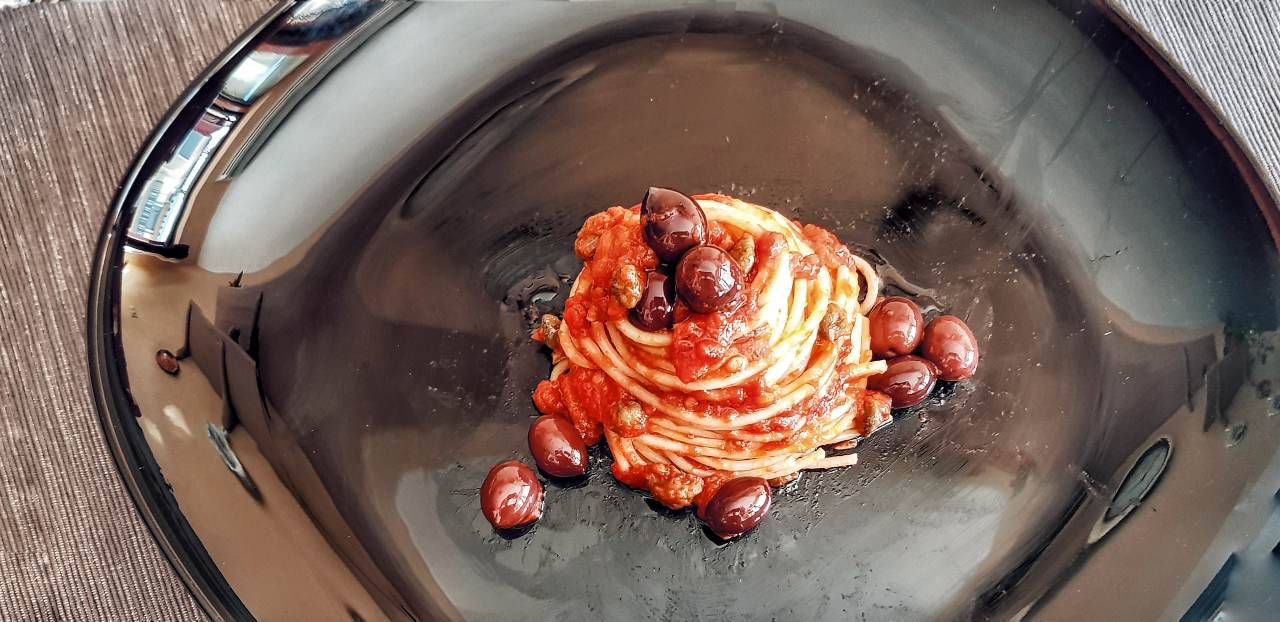 Spaghetti alla 'puttanesca': il piatto povero della tradizione napoletana