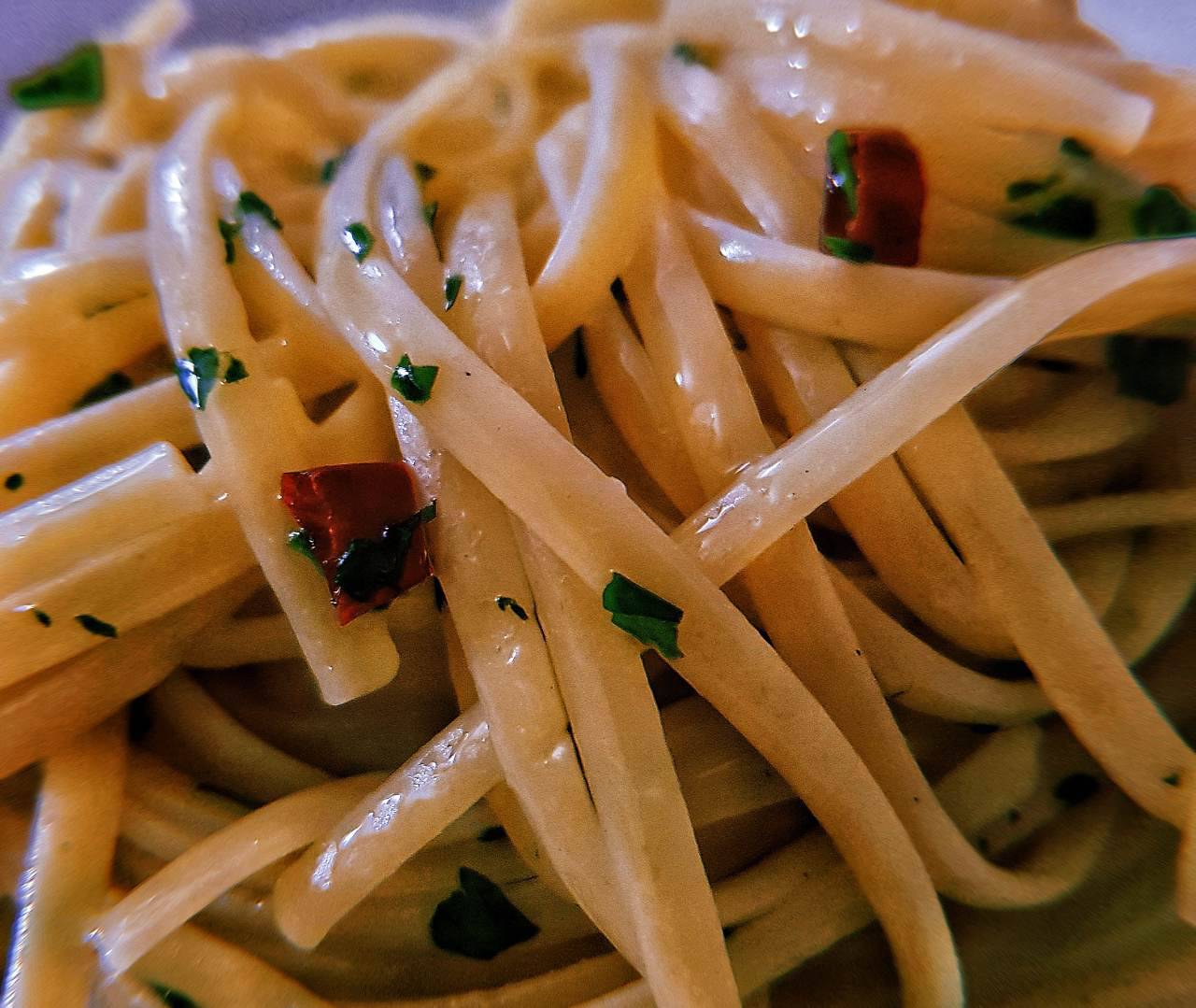 Spaghetti, aglio, olio peperoncino ed un ingrediente segreto: ricetta veloce