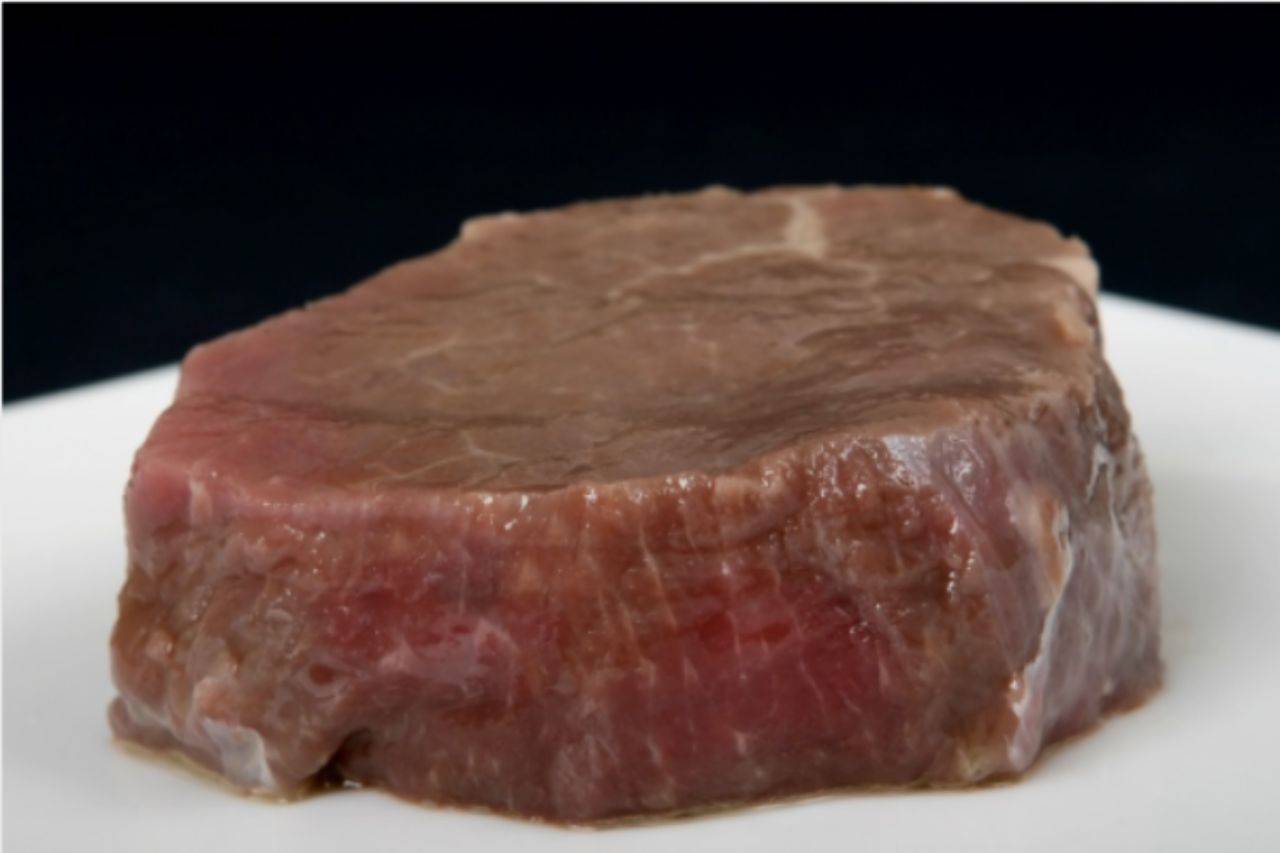 Zero spreco, come utilizzare le fette di carne avanzate: la ricetta 'povera' da leccarsi i baffi