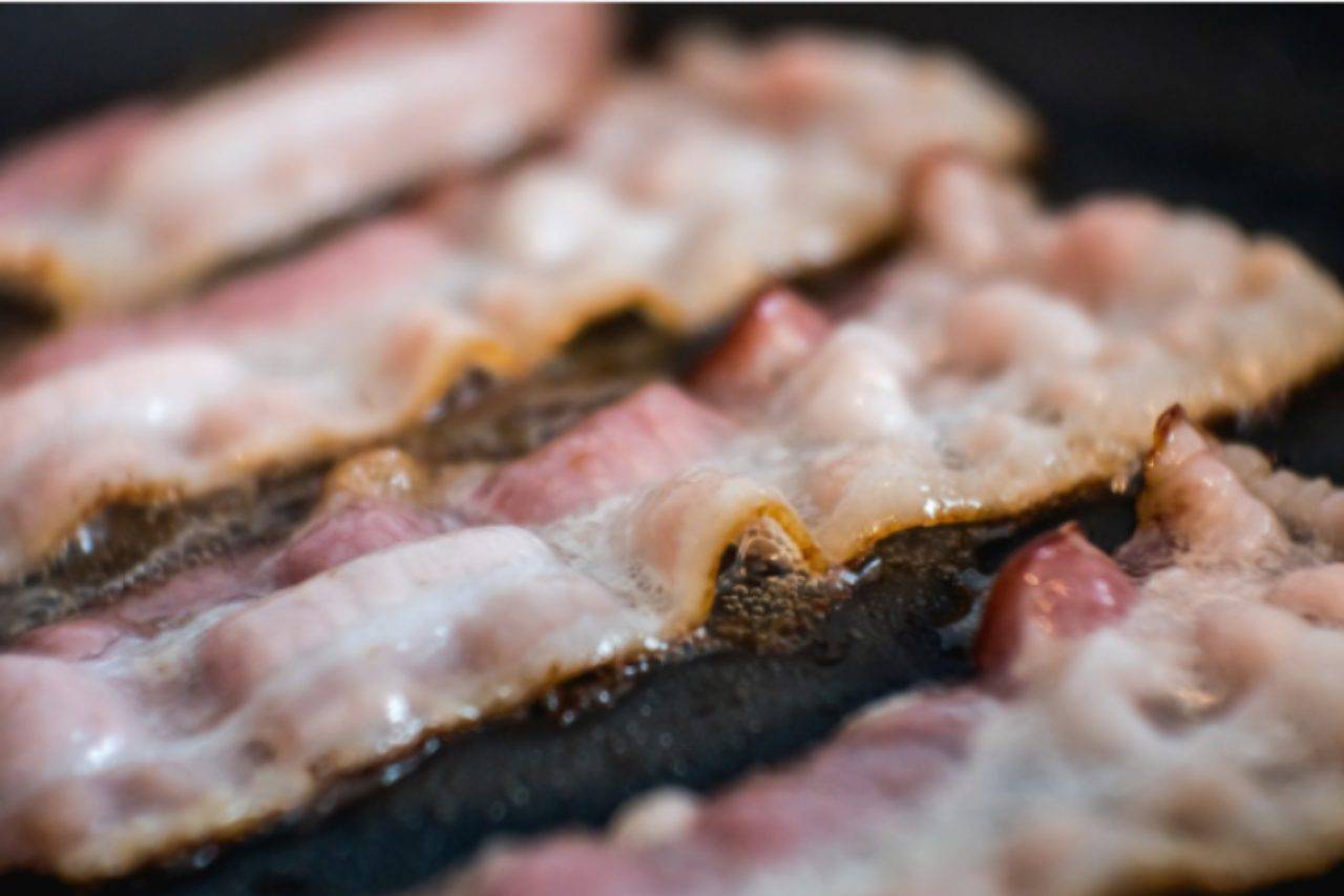 Spiedini di carne e verdure: arrotola il bacon con queste due verdure, il risultato è sorprendente