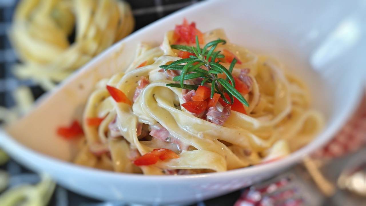 Tagliatelle, pancetta e.. l'ingrediente segreto: un primo piatto super cremoso (Fonte foto: Pixabay)