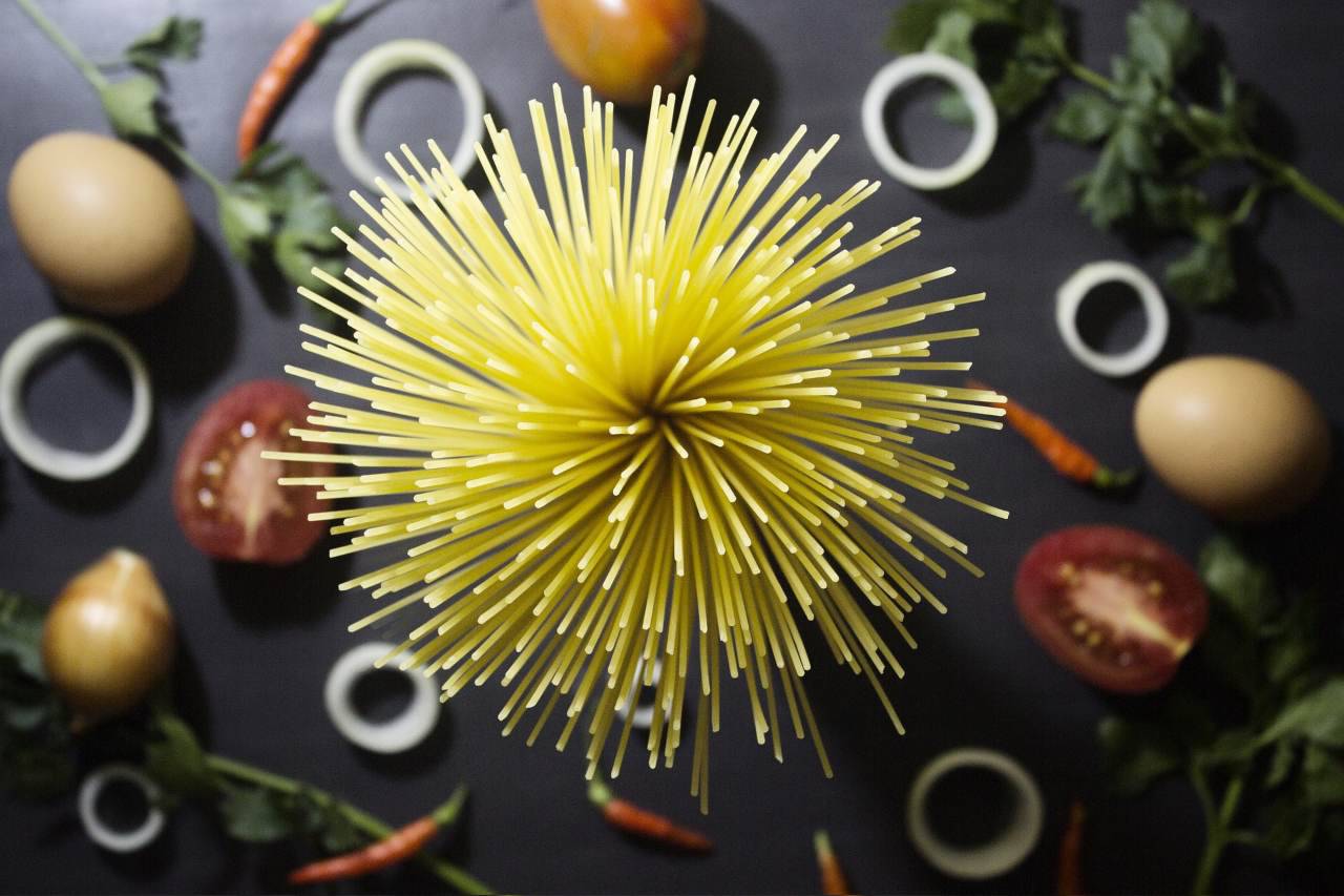 Pesto di pomodorini gialli, salsiccia e l'ingrediente segreto per un primo piatto super (Fonte foto: Pixabay)