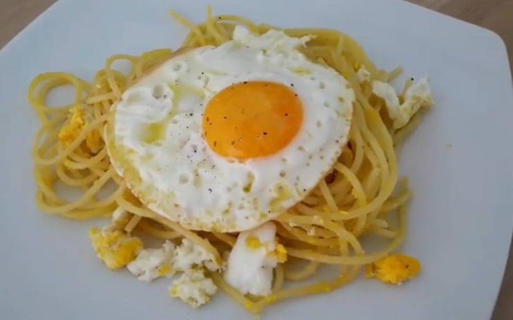 spaghetti poverello con uovo
