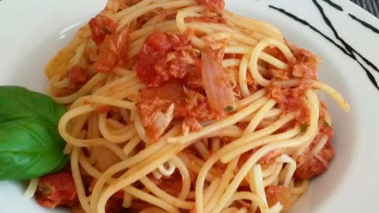 Spaghetti tonno e acciughe