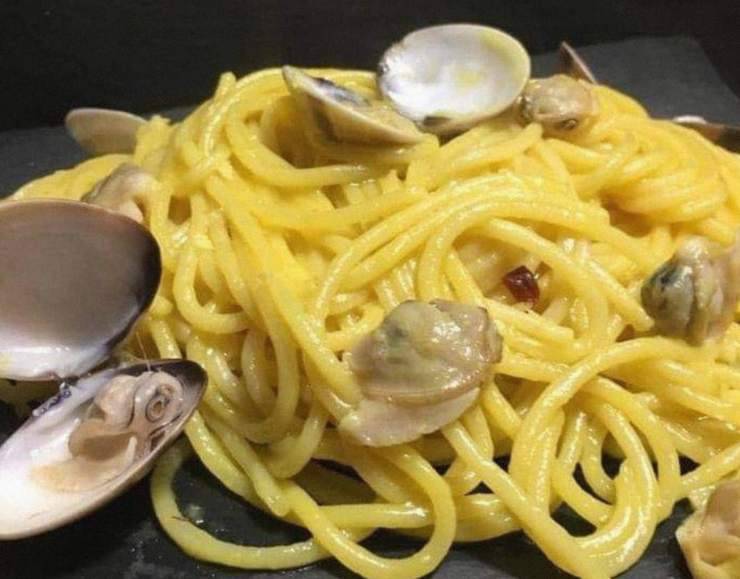 spaghetti cremosi con vongole