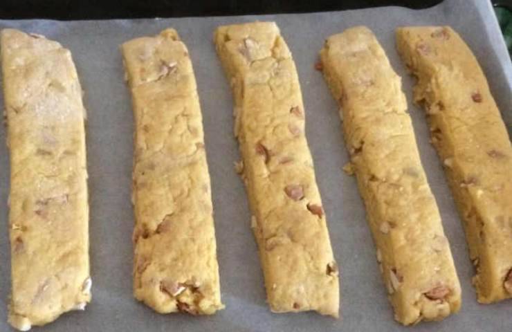 Biscotti vegani di farina di castagne e nocciole ricetta veloce