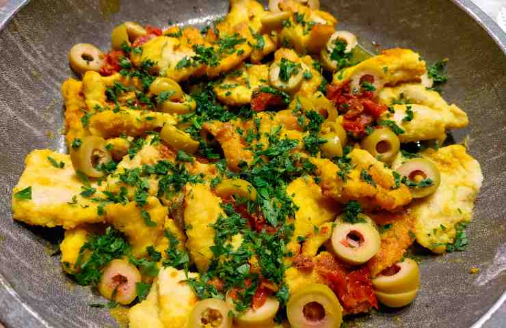 Straccetti di pollo con pomodorini secchi e olive ricetta veloce