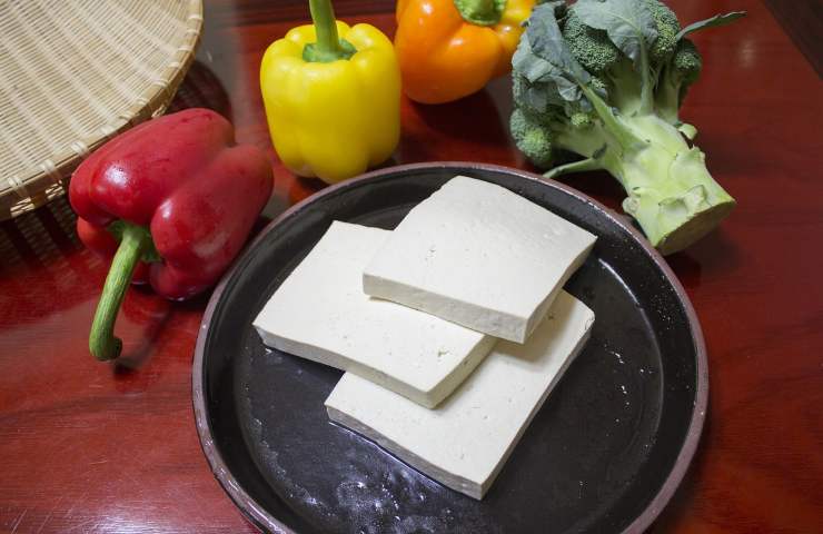 Tofu con spinacini e yogurt ricetta vegan veloce