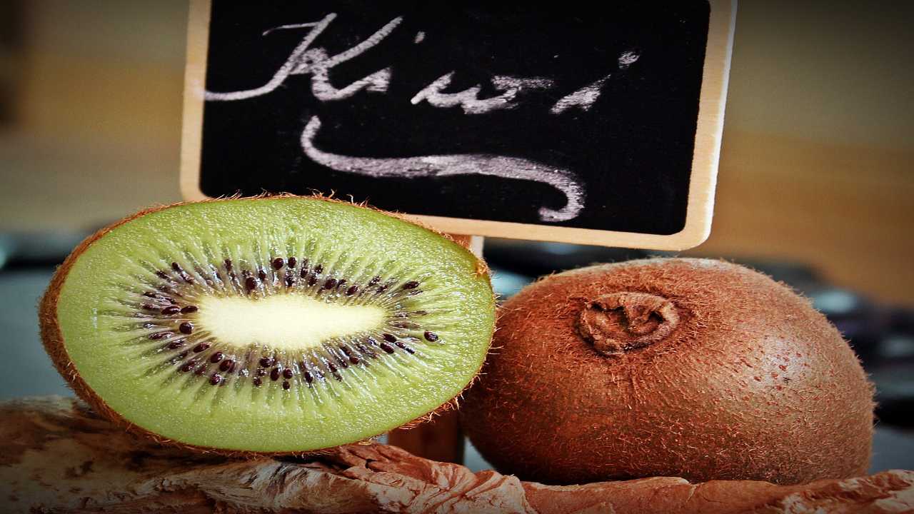 kiwi tagliato a metà