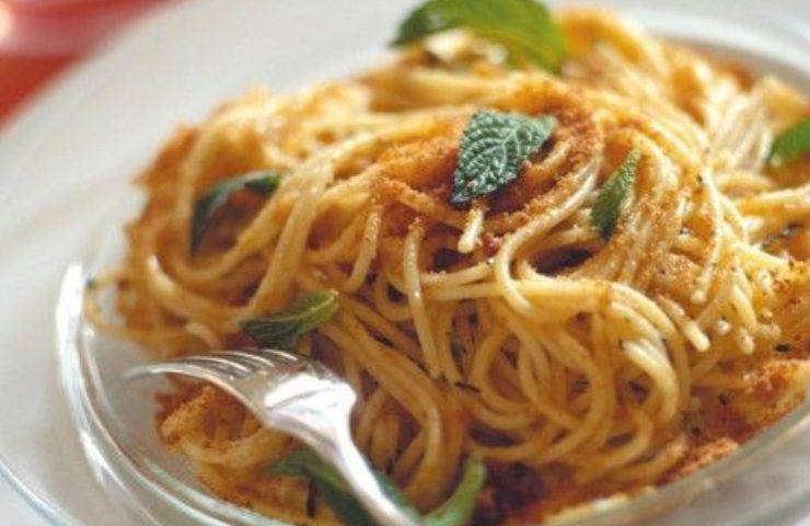 spaghetti con alici e mollica ricetta