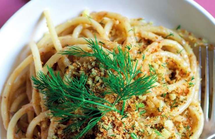 spaghetti con alici e mollica ricetta