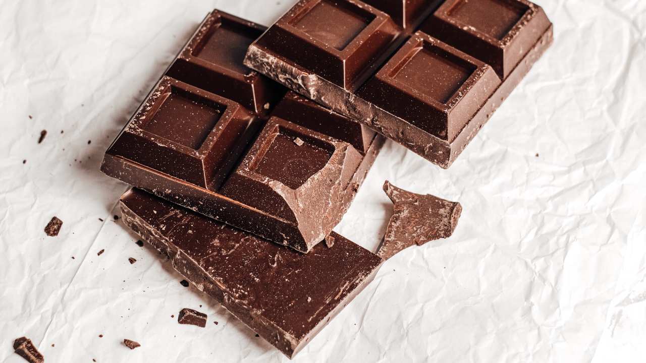 Cioccolato: benefici di mangiarlo tutti i giorni ed effetti negativi