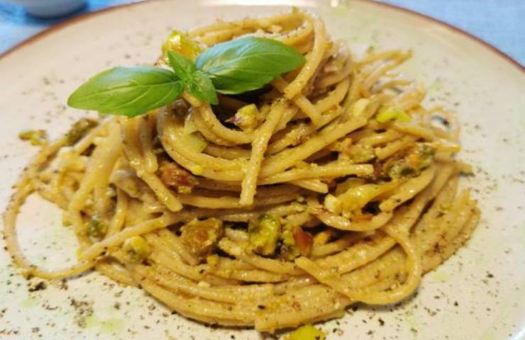 Spaghetti con crema di zucchine e pistacchi ricetta primo piatto