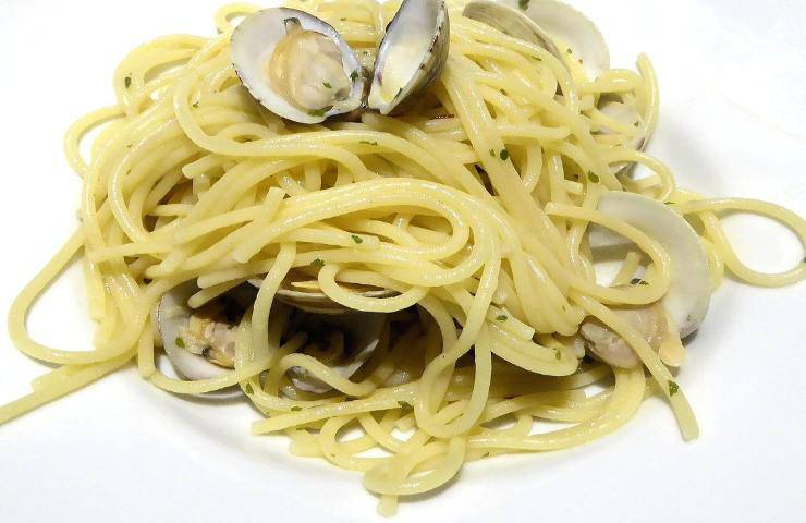 spaghetti con le vongole cremosi primo piatto vigilia ricetta