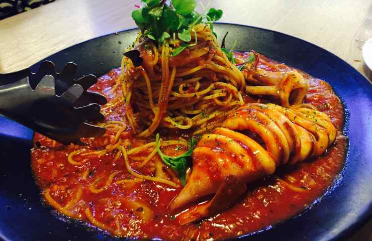 Spaghetti seppie scampi pomodoro