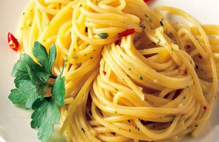spaghetti aglio olio peperoncino ricetta cremosa