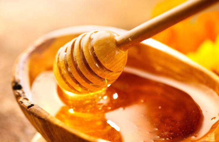 4 buoni motivi per mangiare miele proprietà digestive