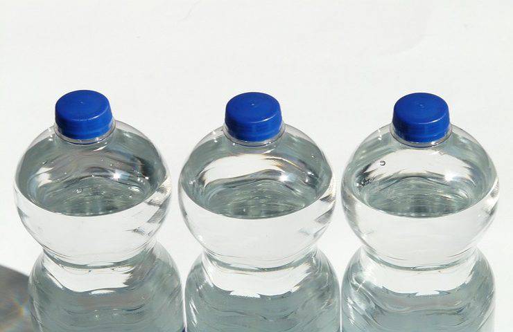 scadenza acqua in bottiglia plastica vetro