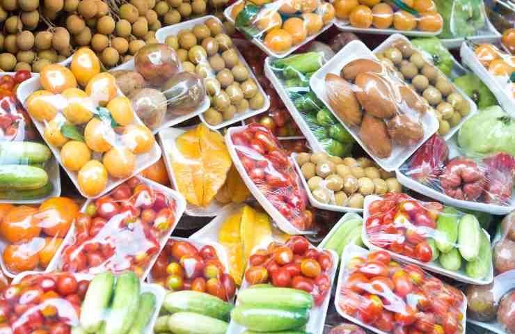 Imballaggi monouso plastica frutta e verdura vietati Italia 14 gennaio