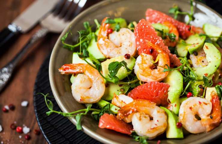 Shrimp and seasonal fruit salad recipe Benedetta Rossi