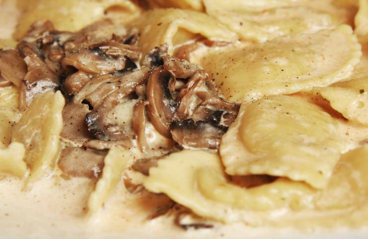 ravioli gratinati pancetta funghi ricetta facile veloce