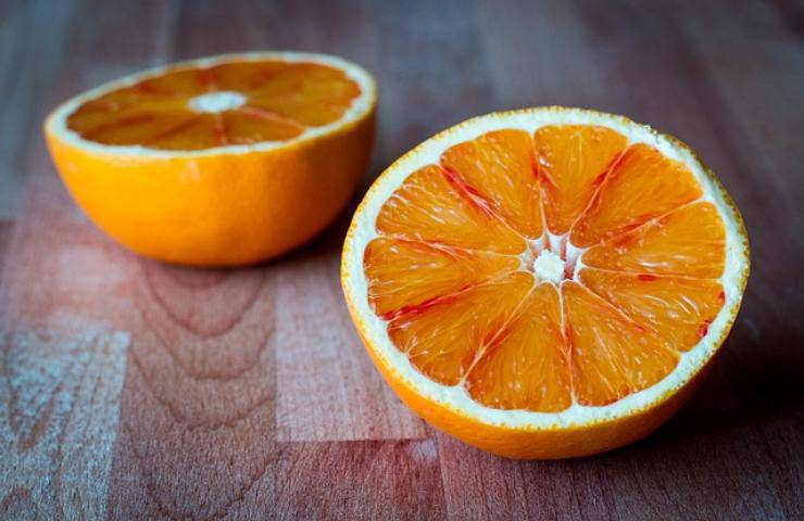 Scorze d'arancia come fare l'aceto per pulire casa