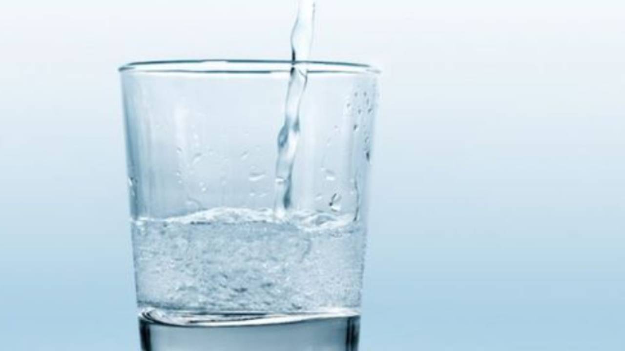 bicchiere d'acqua idratazione