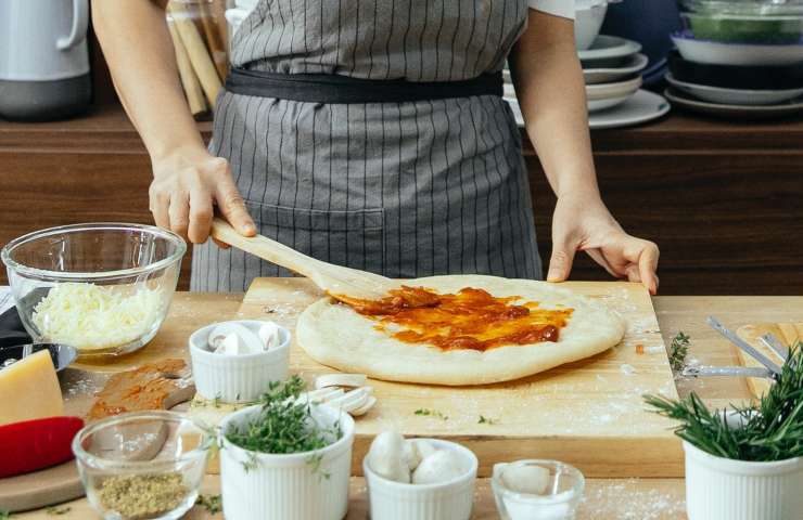 pizza in padella con cornicione