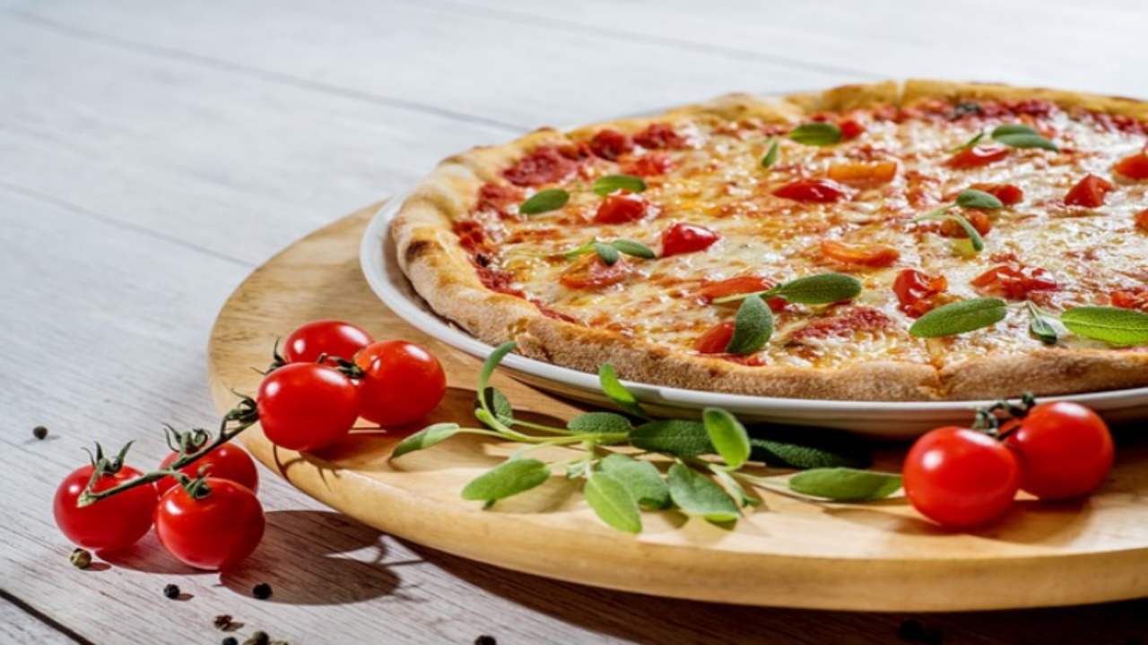 ricetta pizza in padella con cornicione alto