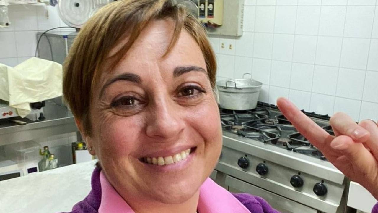 Benedetta Rossi spiega come funzione la friggitrice