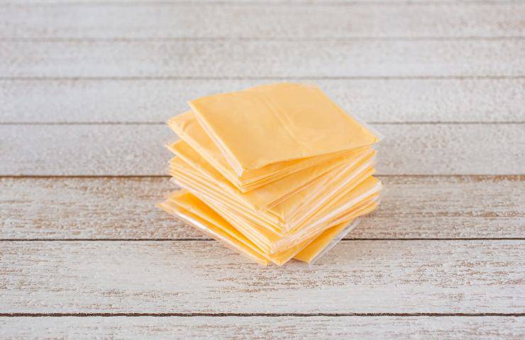 fette formaggio fuso fa bene o male