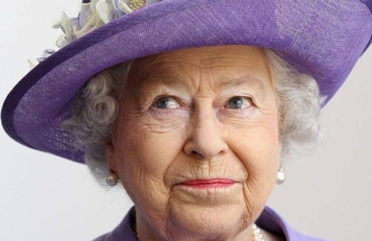 Regina Elisabetta: taglio della torta travolgente