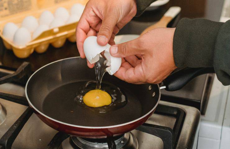 uova fritte in microonde come fare