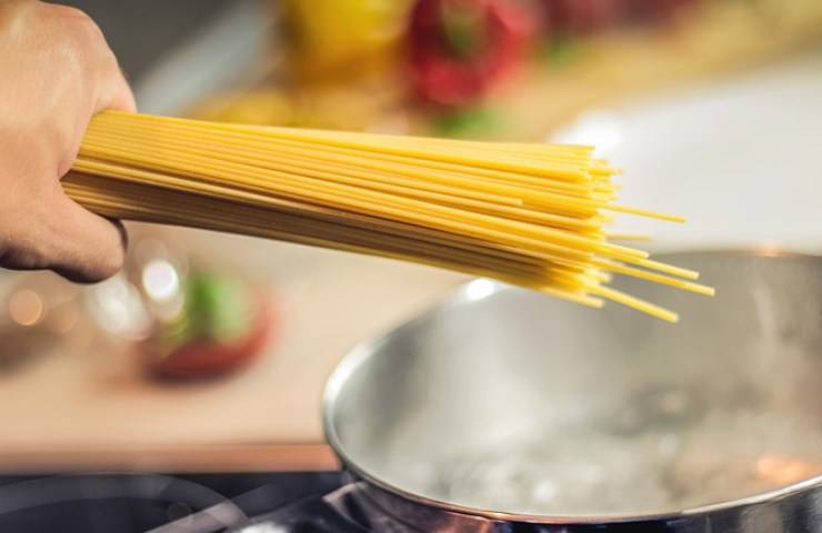 spaghetti aglio olio peperoncino ricetta facile 