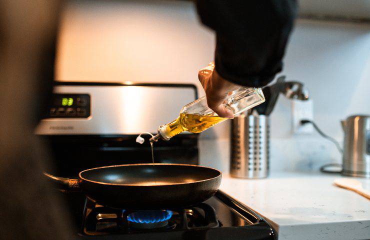 versare olio friggere ricetta guanti caleni