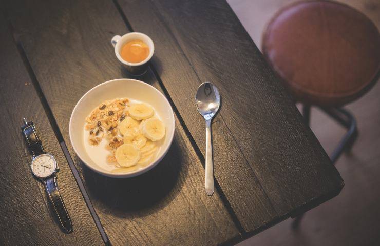 yogurt greco con banane e semi di chia