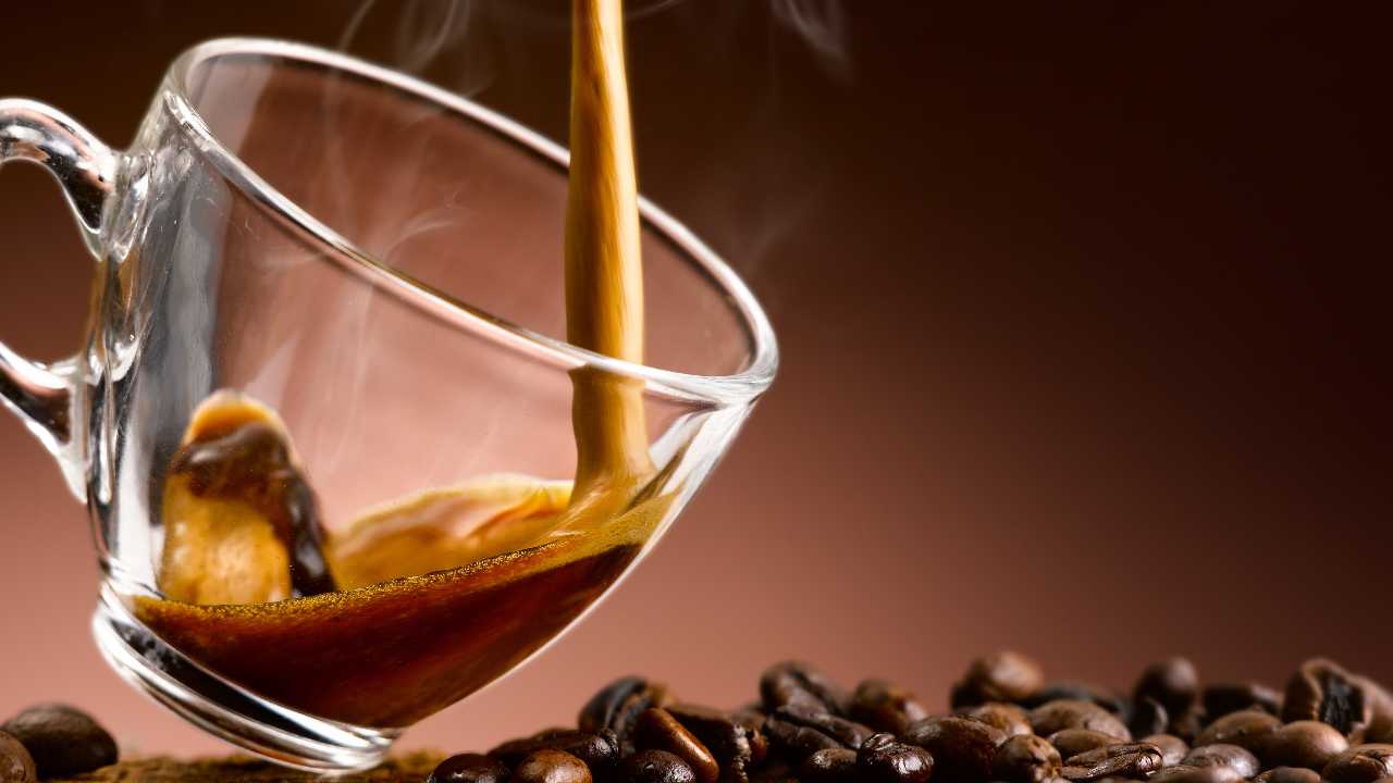 Sale nel caffè dice scienza