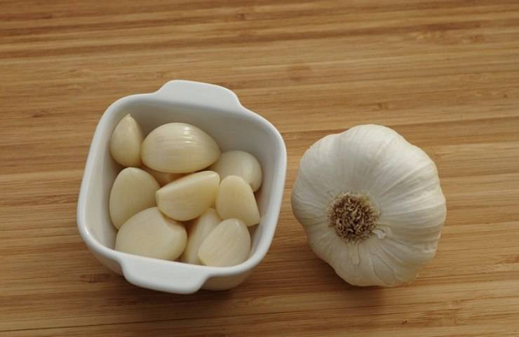 alitosi da aglio rimedi casalinghi