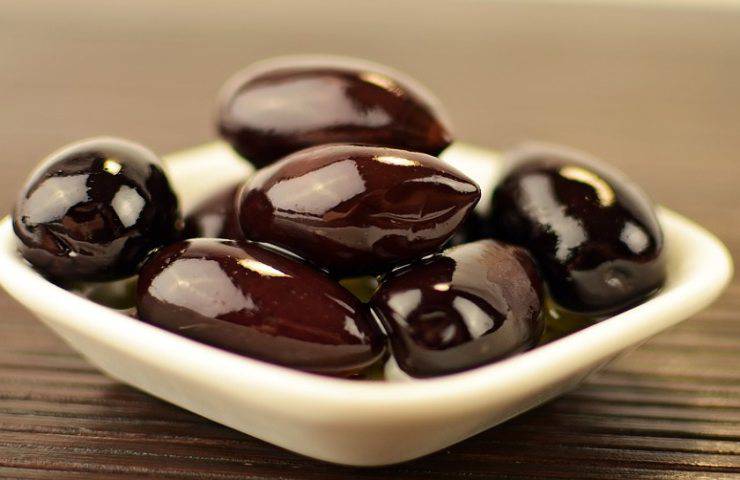 pasta pesce spada olive nere pomodorini ricetta leggera