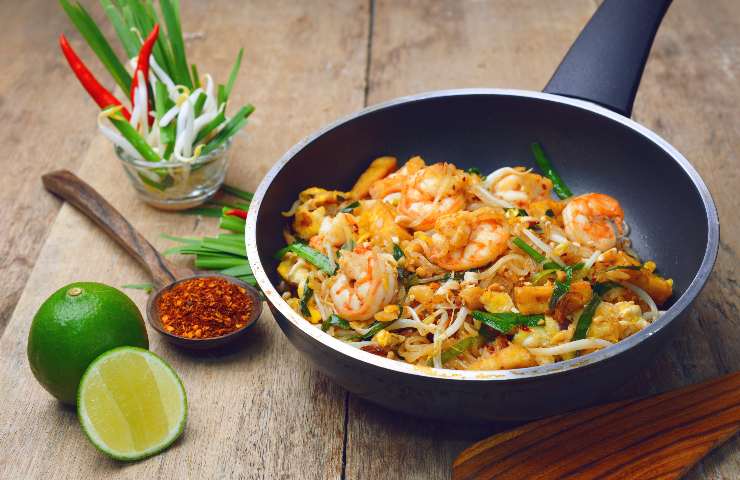 pad thai noodles gamberi verdure ricetta