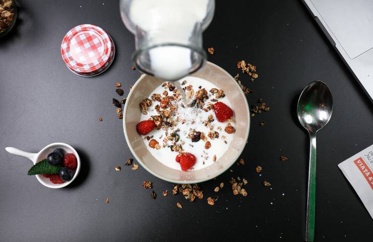 yogurt con lamponi e cereali