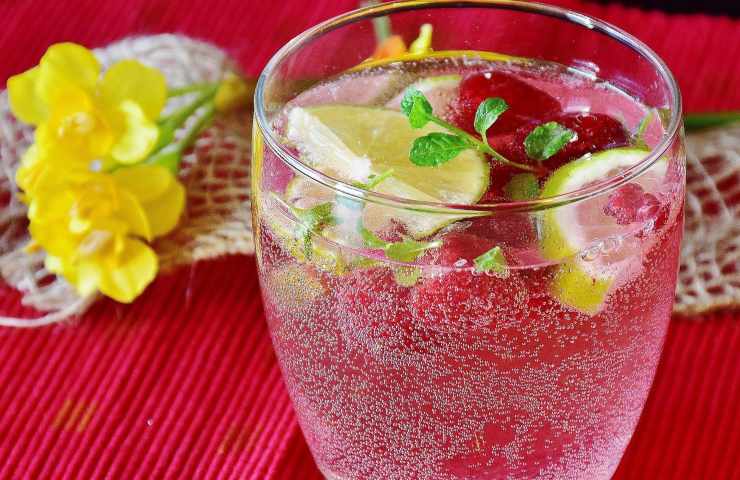 acqua calda limone proprietà benefici corpo