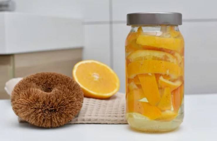 Bucce d'arancia con aceto soluzione pulizie