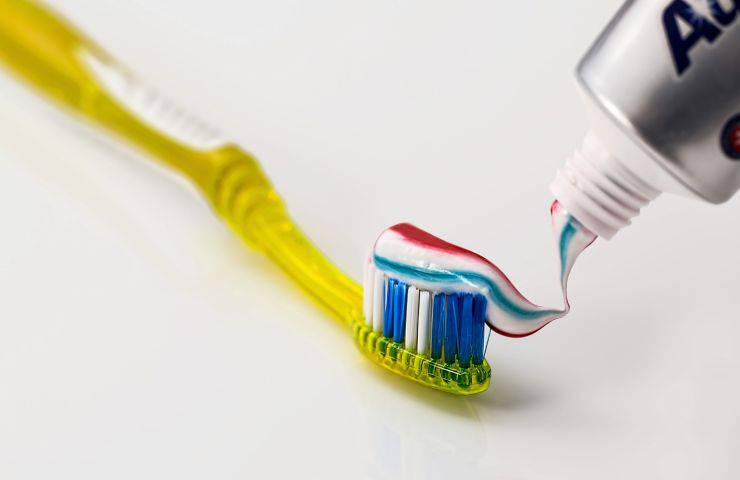 dentifricio e bicarbonato smacchiare sgrassare