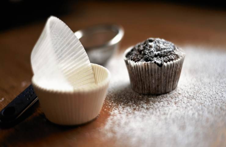Muffin al cioccolato e cuore alla fragola ricetta vegana